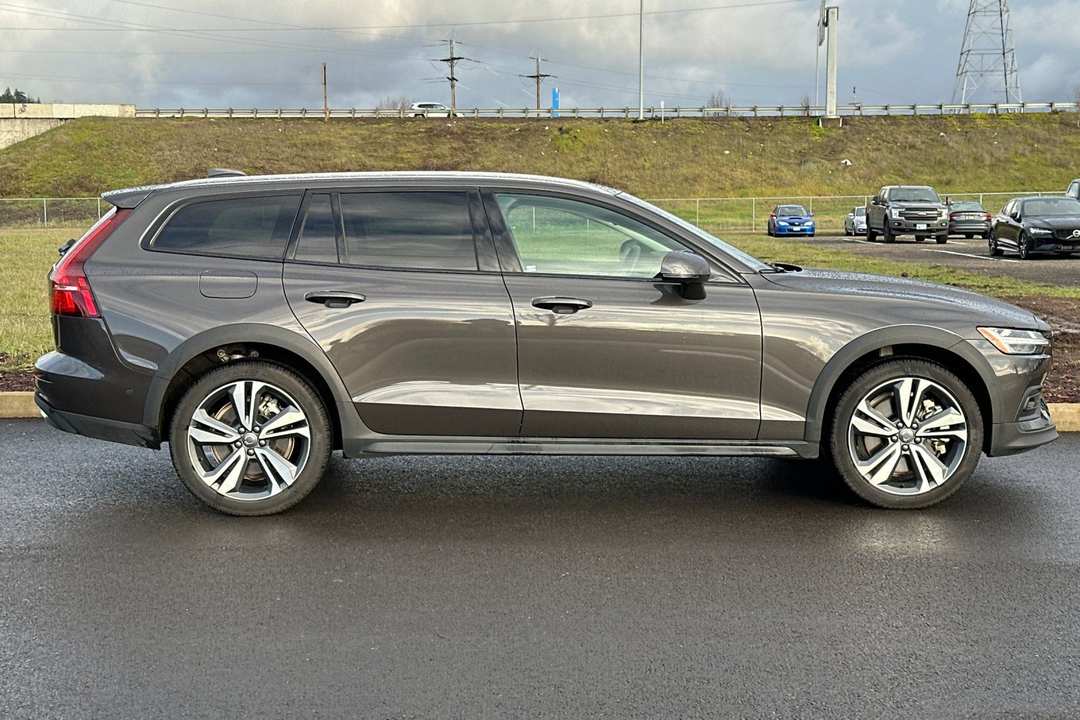 2025 Volvo V60 Cross Country B5 Plus - Image 2
