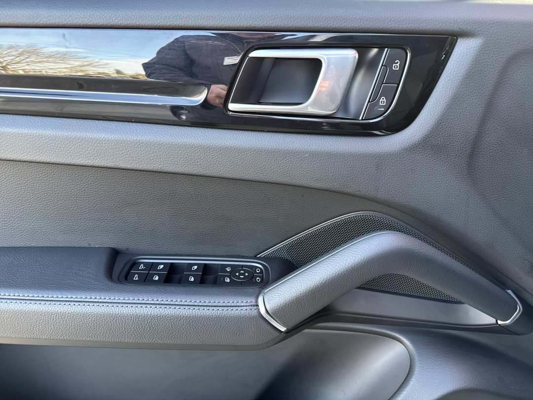 2023 Porsche Cayenne Platinum Edition - Image 10