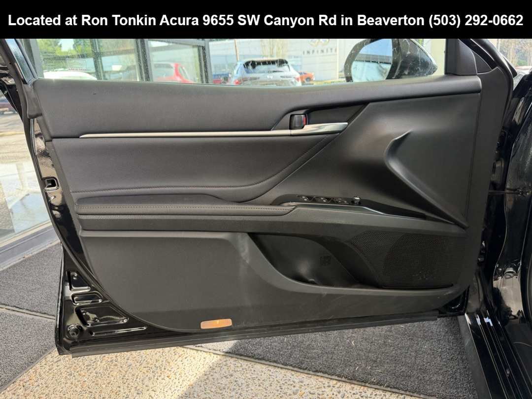 2018 Toyota Camry XLE - Image 11