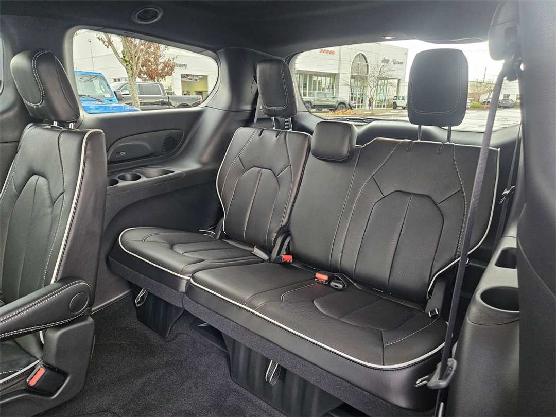 2026 Chrysler Pacifica Limited - Image 30