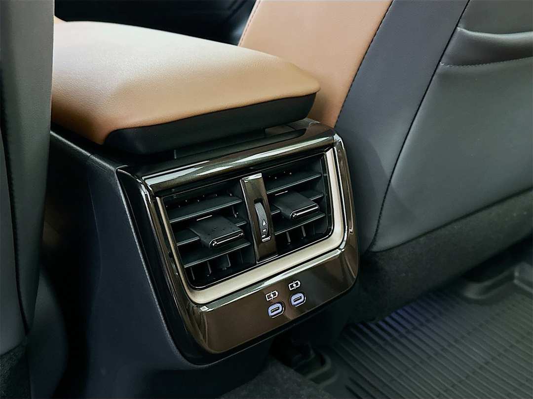 2025 Toyota Crown Signia Limited - Image 27