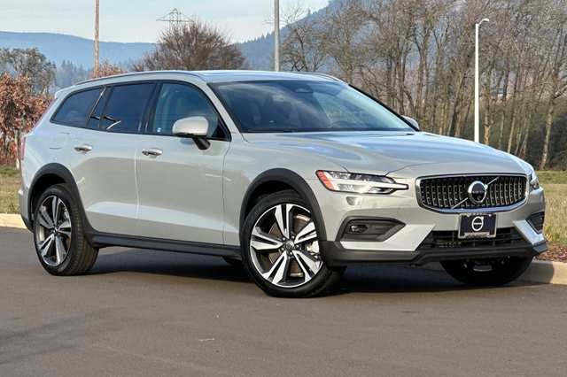 2025 Volvo V60 Cross Country B5 Plus