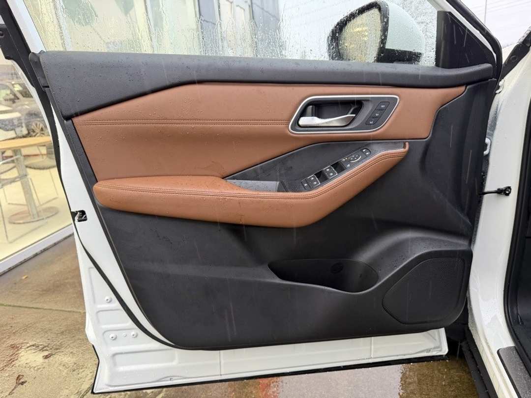 2026 Nissan Rogue Platinum - Image 12