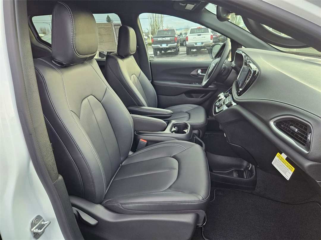 2026 Chrysler Pacifica Select - Image 39