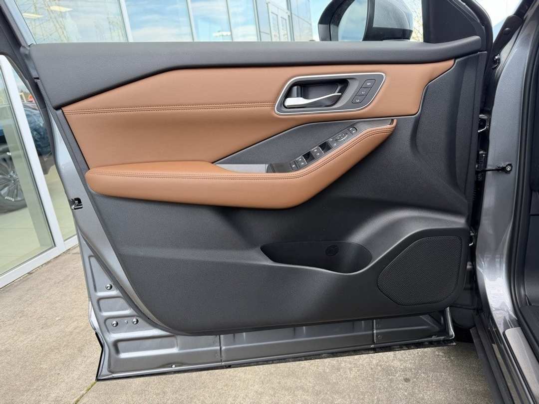 2026 Nissan Rogue Platinum - Image 11