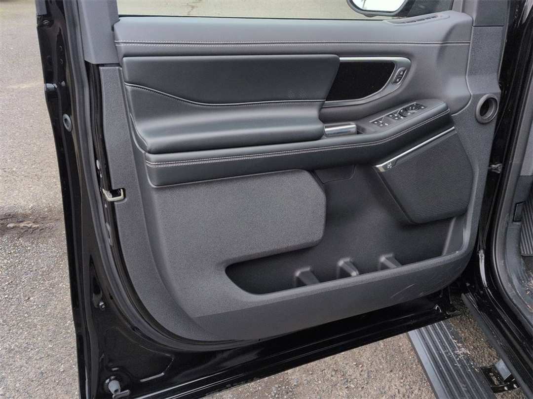 2026 Ford Expedition Platinum - Image 9