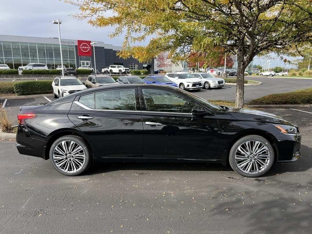 2025 Nissan Altima 2.5 SL - Image 8