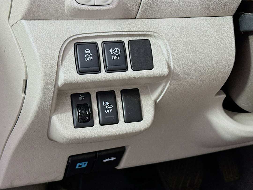 2011 Nissan LEAF SL - Image 11