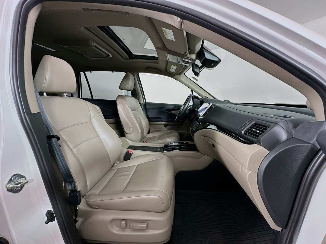 2017 Honda Pilot Touring - Image 32