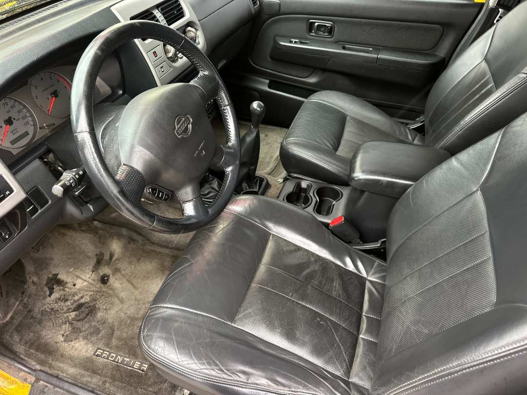 2001 Nissan Frontier SE - Image 9