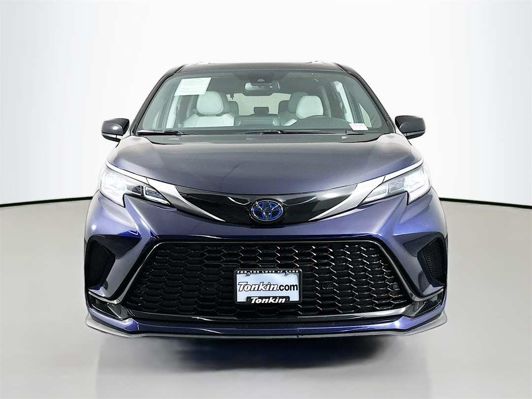 2022 Toyota Sienna XSE - Image 2