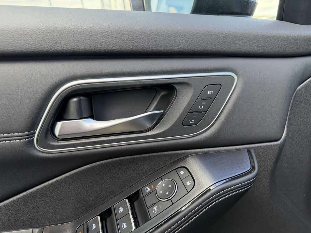 2026 Nissan Rogue Platinum - Image 12