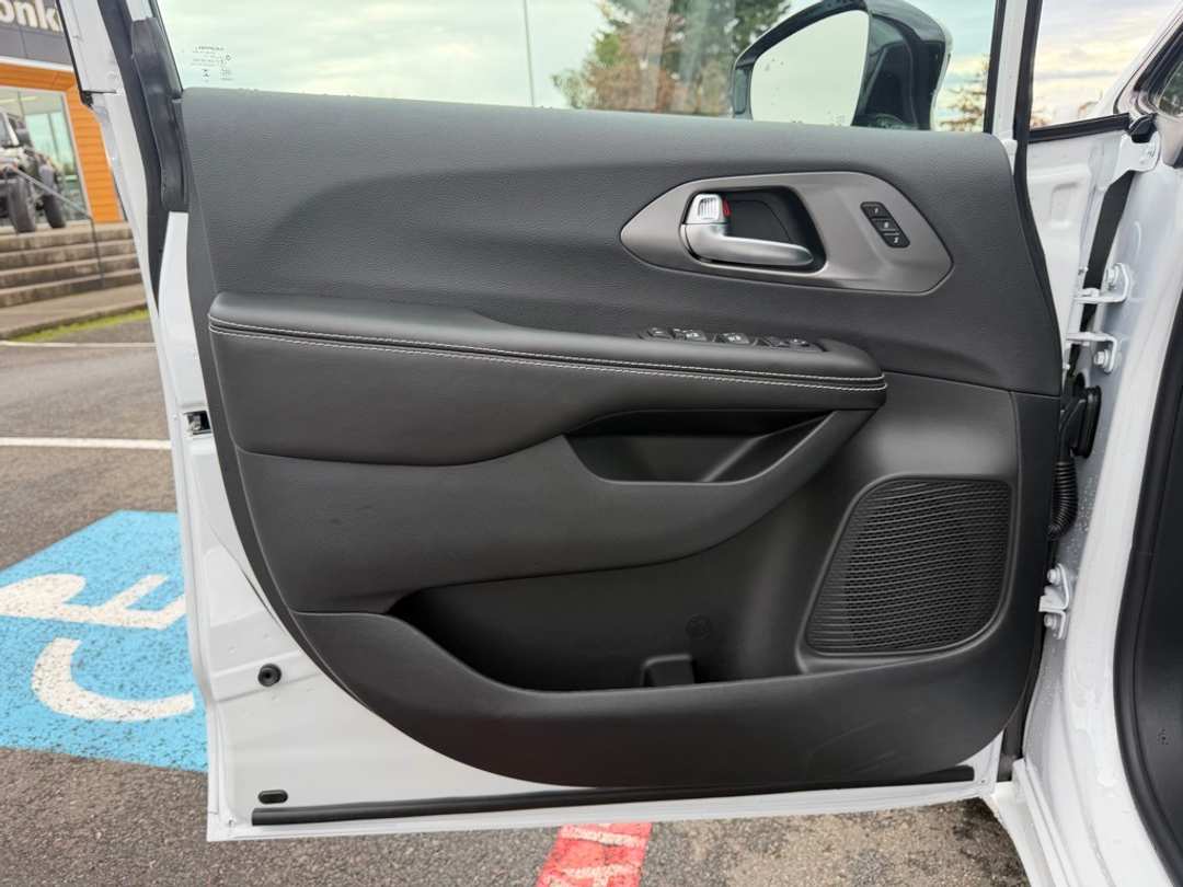 2026 Chrysler Pacifica Select - Image 12