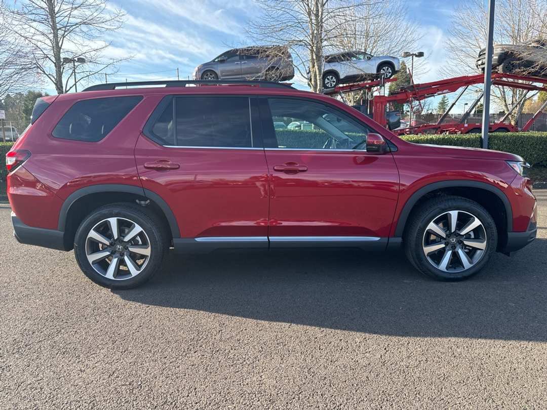 2025 Honda Pilot Touring - Image 2