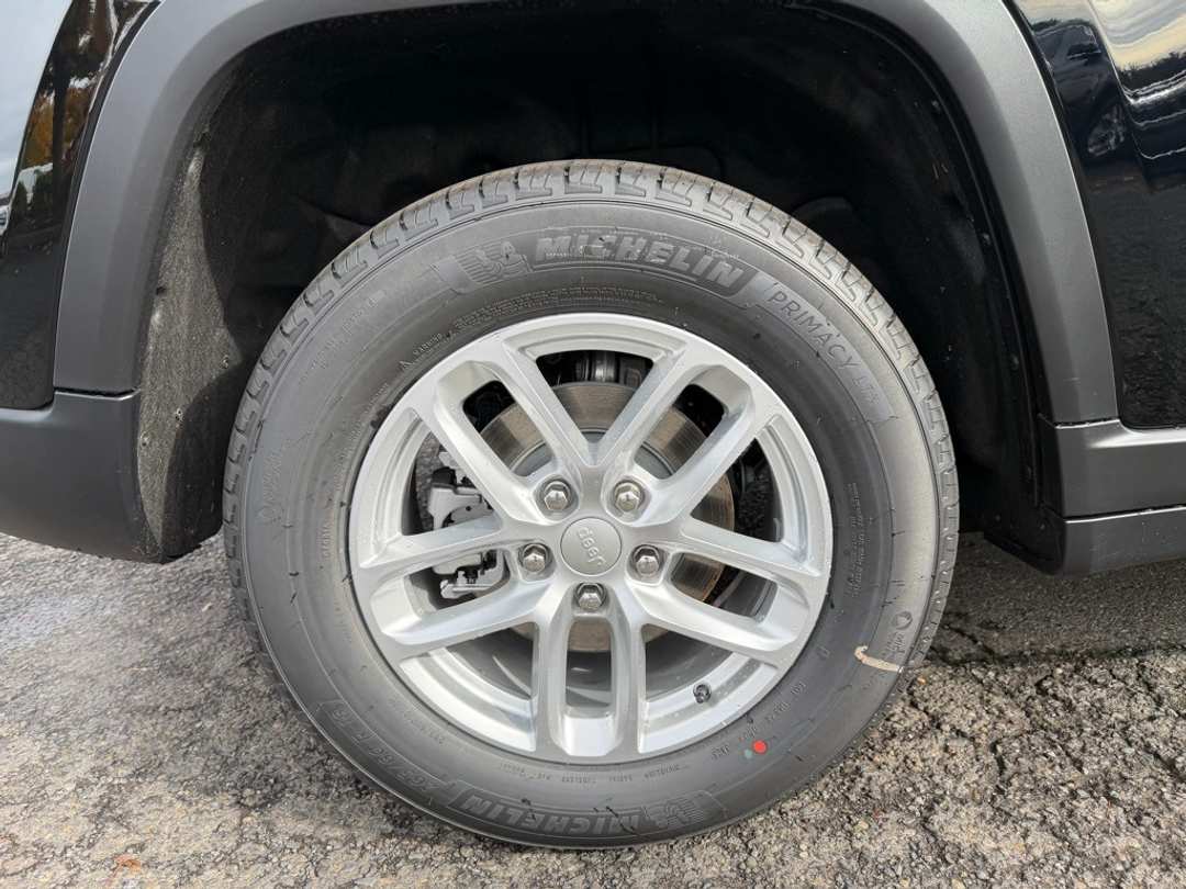 2025 Jeep Grand Cherokee Laredo X - Image 10