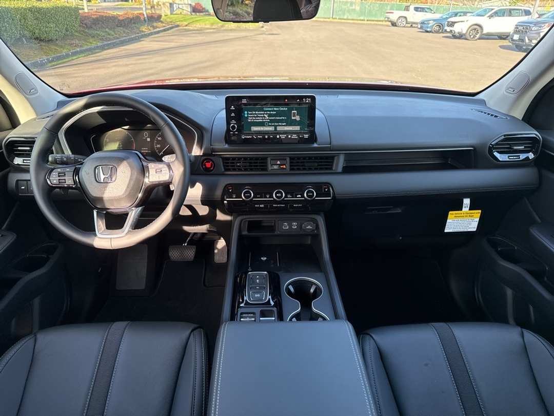 2025 Honda Pilot Touring - Image 23
