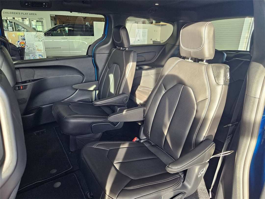 2026 Chrysler Pacifica Select - Image 28