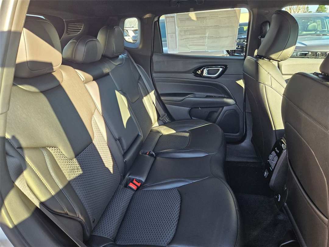 2026 Jeep Compass Latitude - Image 32