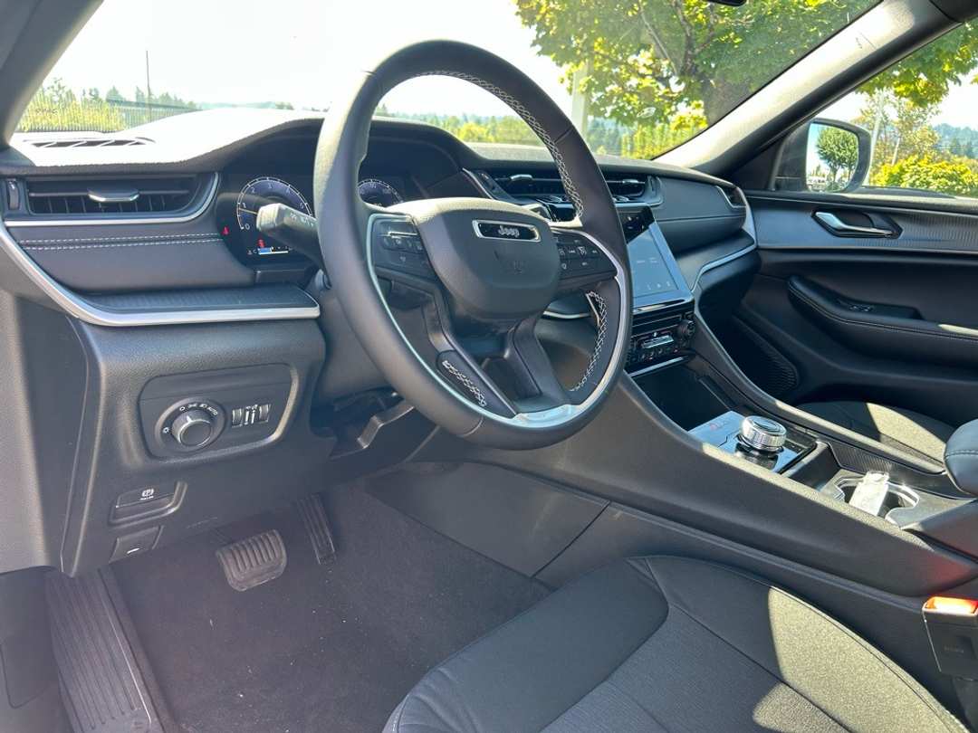 2025 Jeep Grand Cherokee Laredo X - Image 12