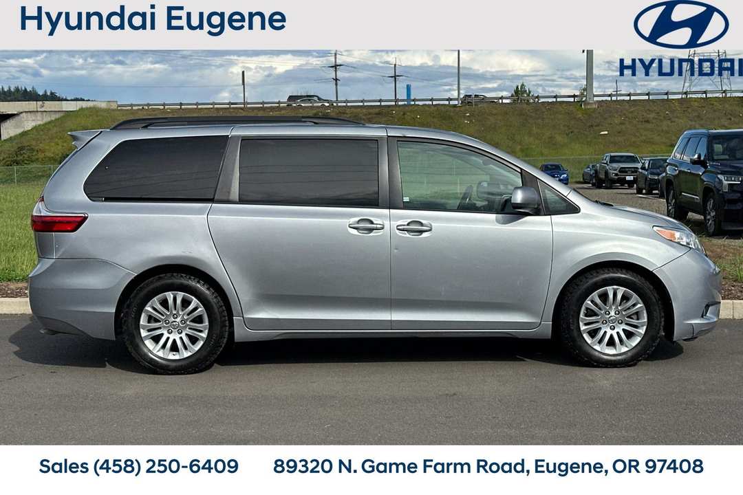 2016 Toyota Sienna XLE - Image 2