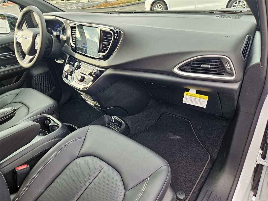 2026 Chrysler Voyager LX - Image 38