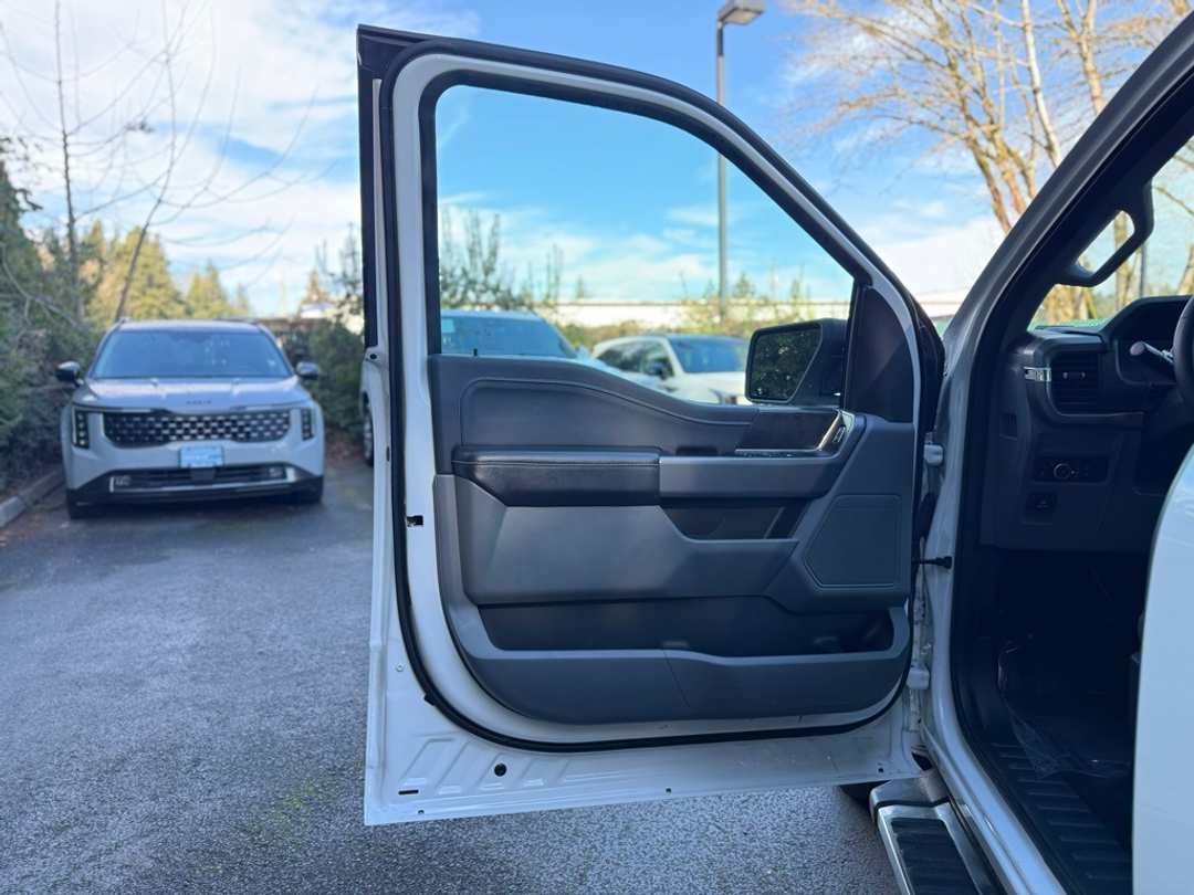 2025 Ford F-150 XLT - Image 28