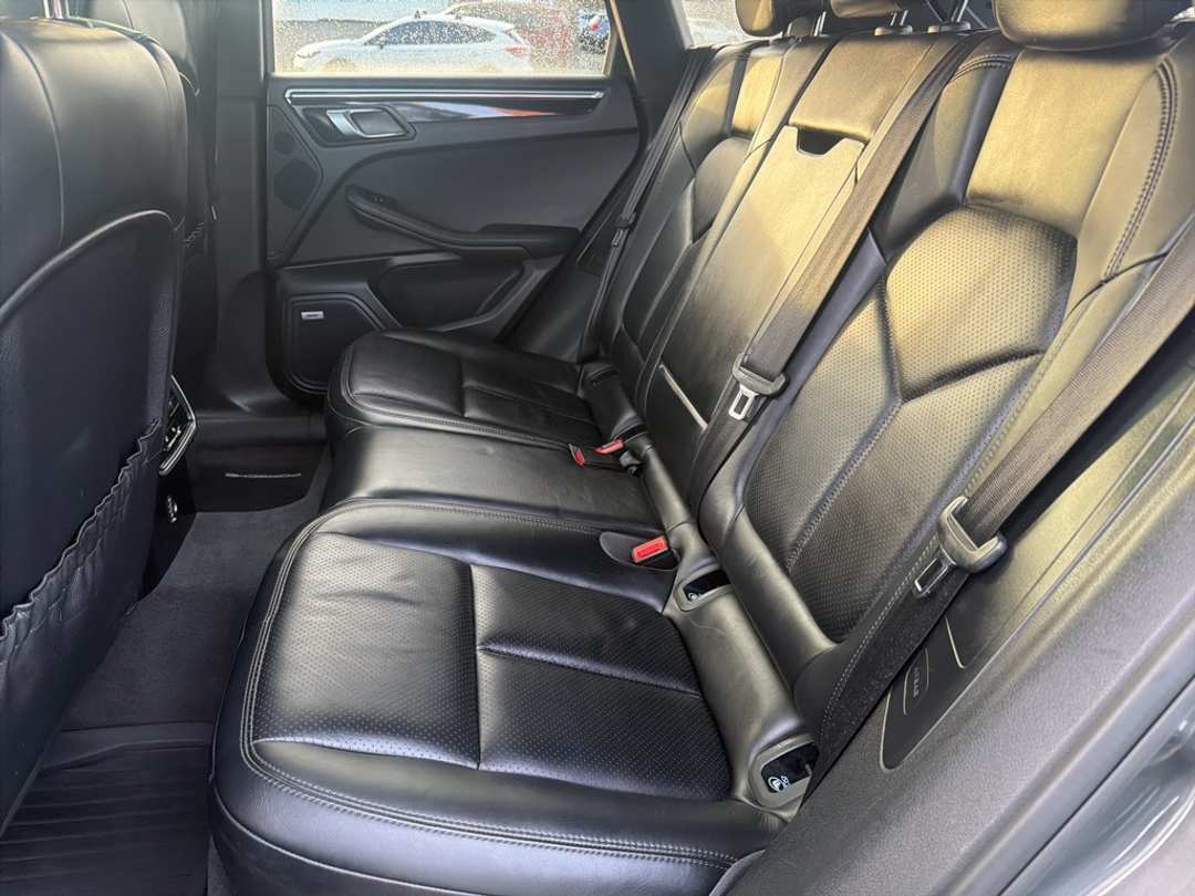 2018 Porsche Macan Base - Image 18