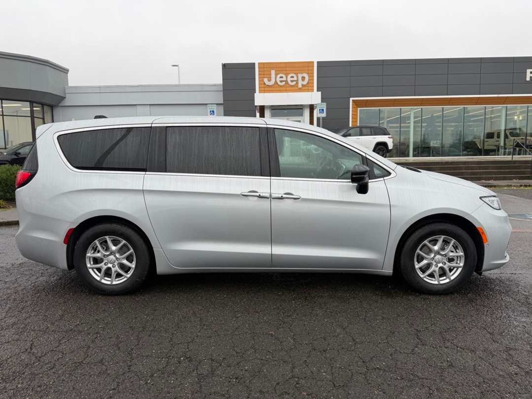 2026 Chrysler Pacifica Select - Image 9