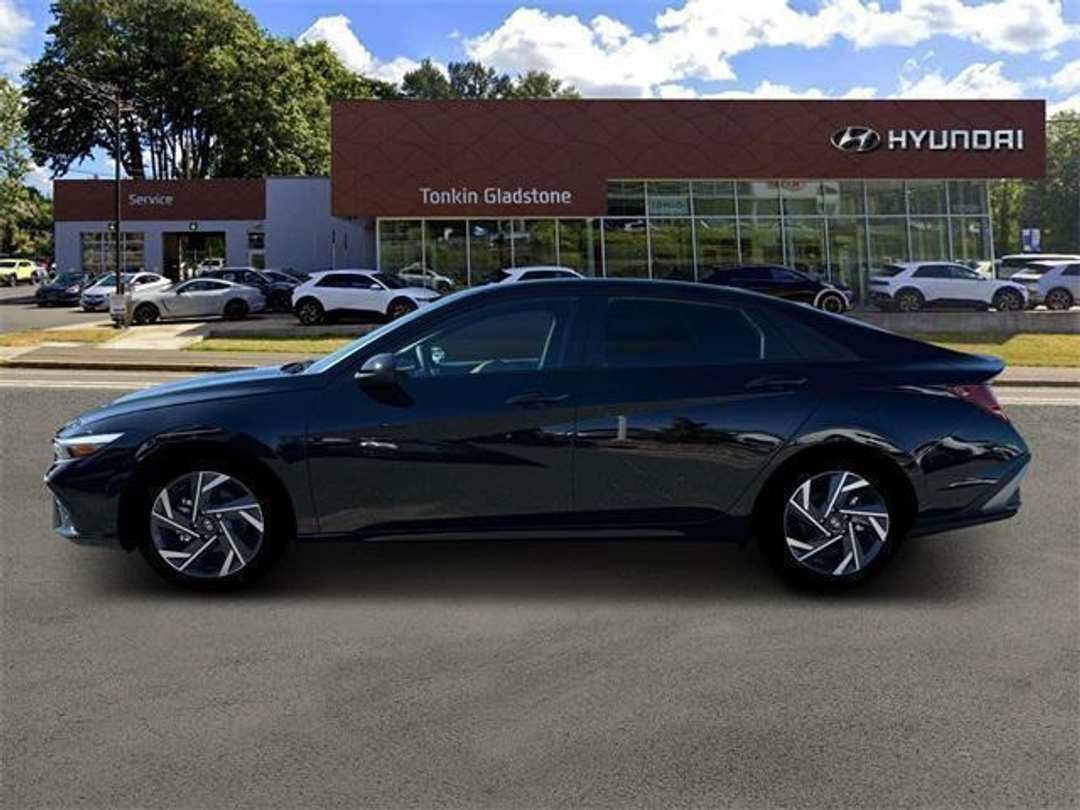 2025 Hyundai Elantra SEL Sport - Image 3