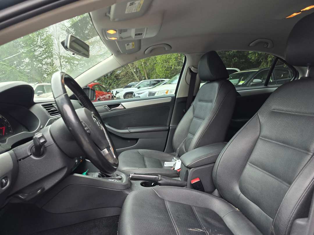 2011 Volkswagen Jetta SEL - Image 2