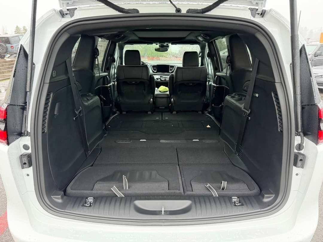 2026 Chrysler Pacifica Limited - Image 11