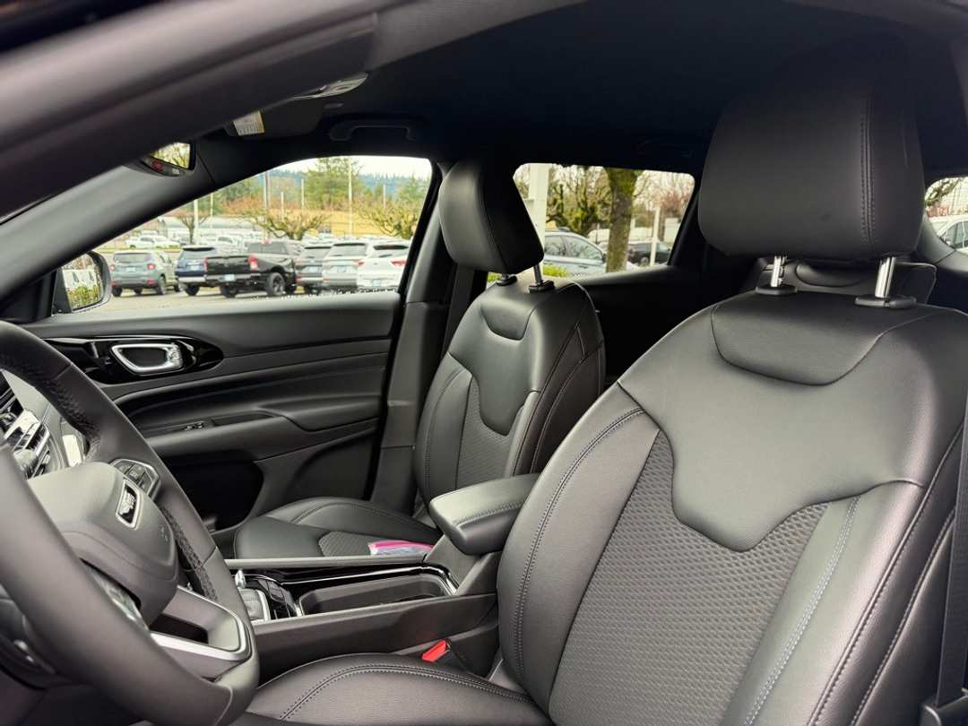 2026 Jeep Compass Latitude - Image 18