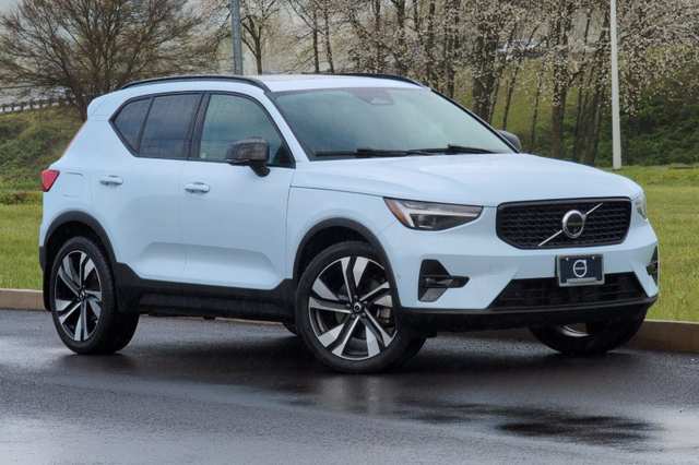 2024 Volvo Xc40 B5 Plus Dark Theme