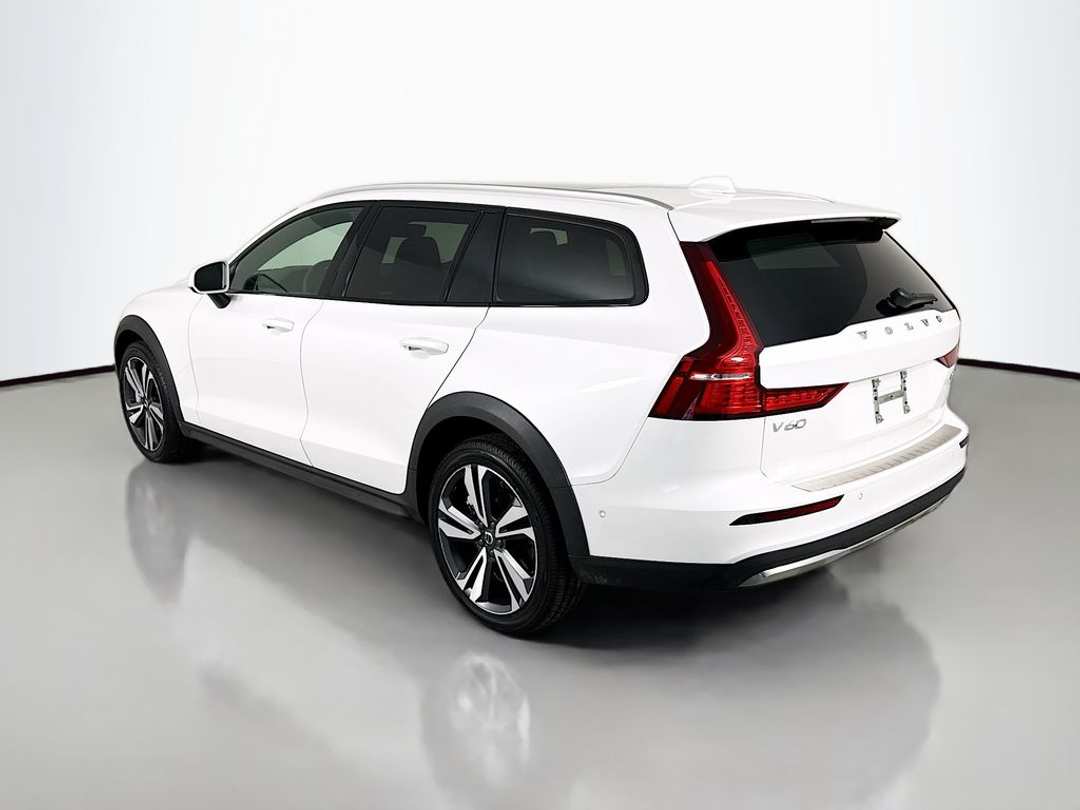 2024 Volvo V60 Cross Country B5 Plus - Image 3