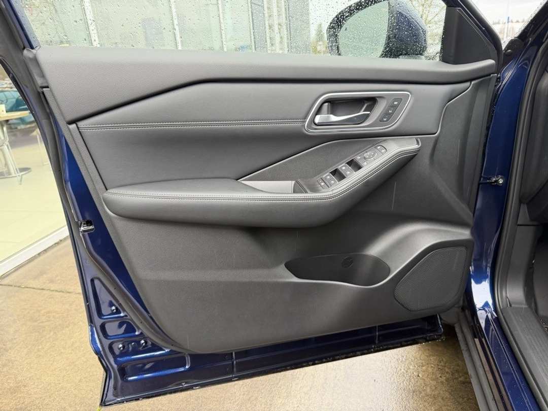 2026 Nissan Rogue Platinum - Image 12