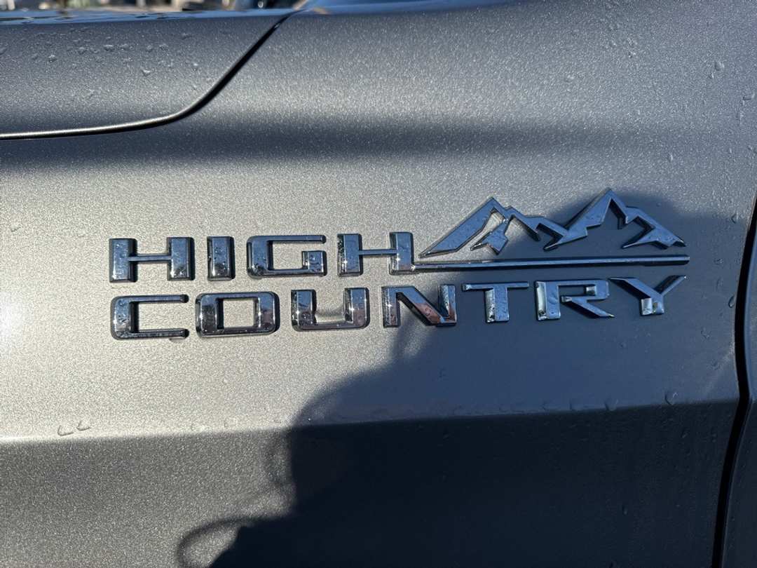 2024 Chevrolet Suburban High Country - Image 12