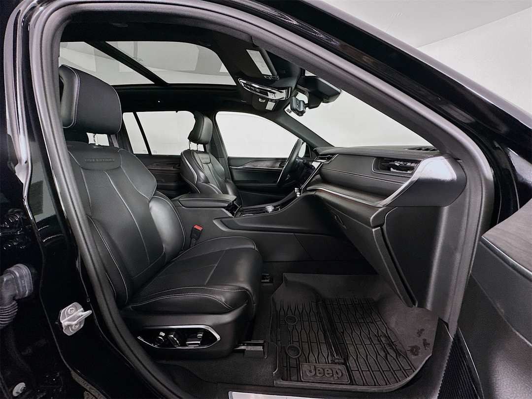 2022 Jeep Grand Cherokee Overland - Image 30