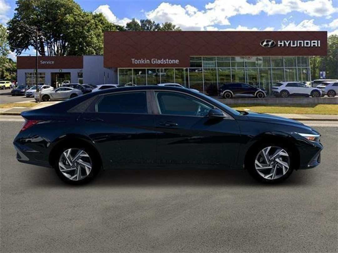 2025 Hyundai Elantra SEL Sport - Image 9