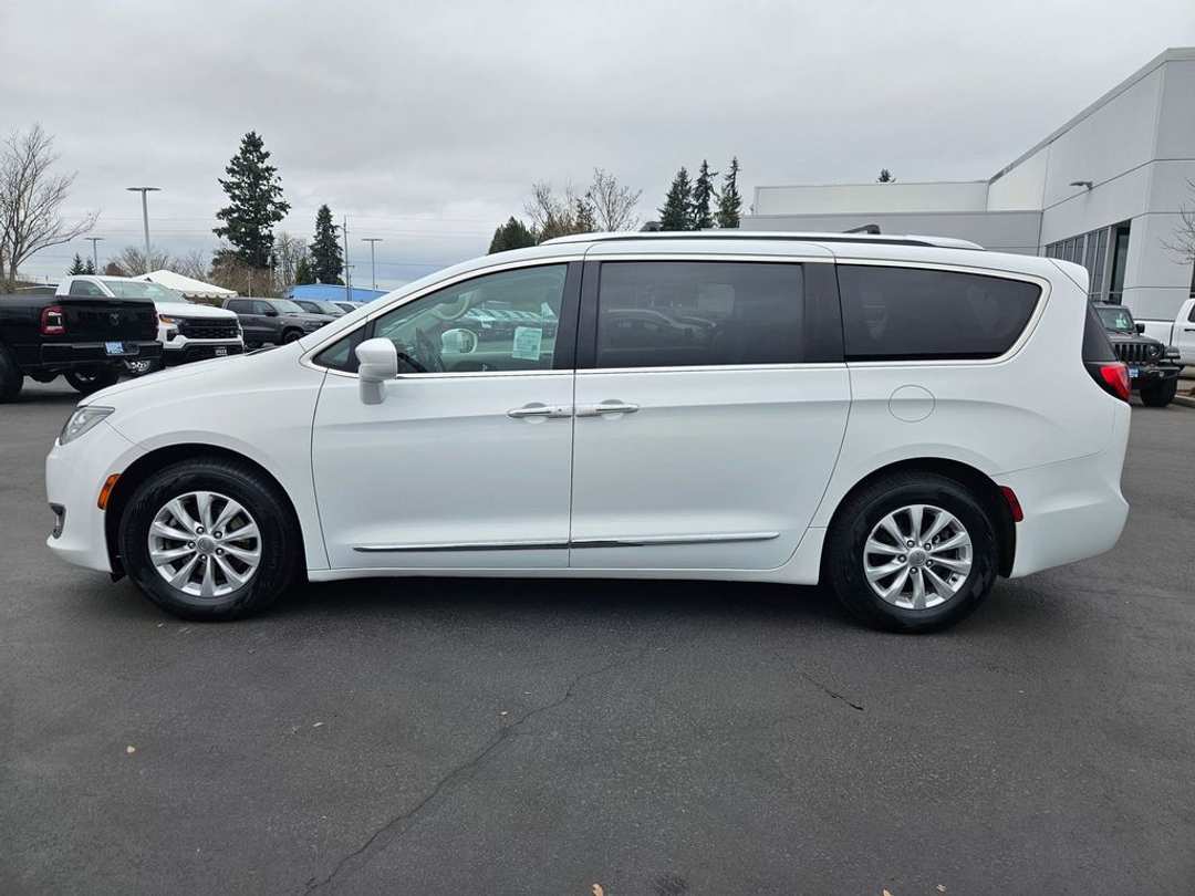 2018 Chrysler Pacifica Touring L - Image 3