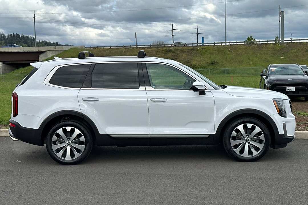 2022 Kia Telluride S - Image 2