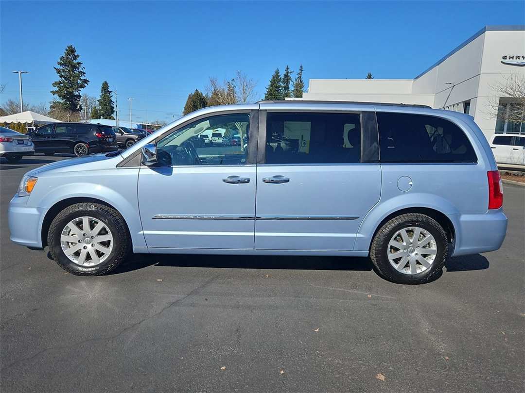 2012 Chrysler Town & Country TouringL - Image 3