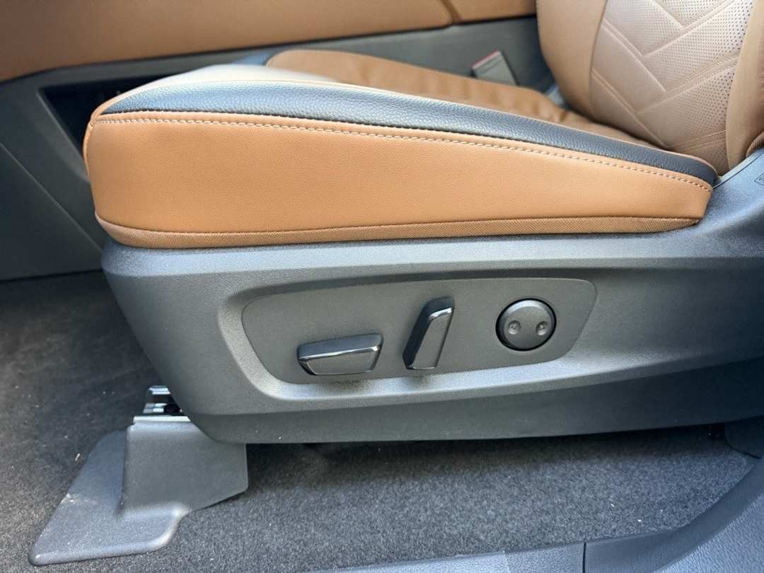 2025 Nissan Pathfinder Platinum - Image 14