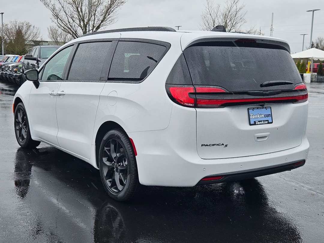 2026 Chrysler Pacifica Select - Image 3