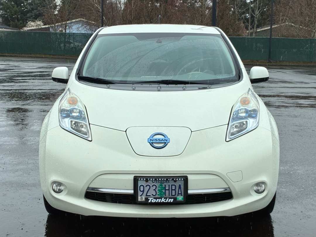 2011 Nissan LEAF SL - Image 2