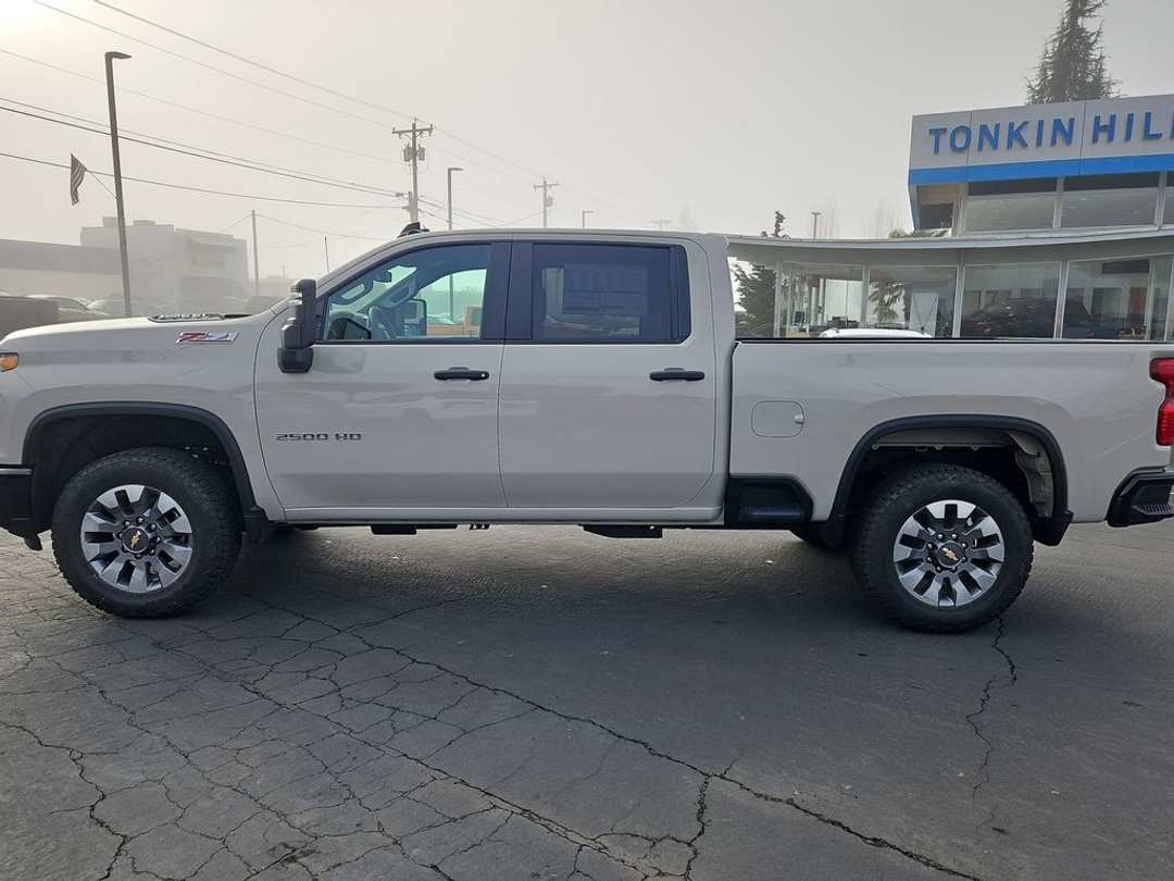 2026 Chevrolet Silverado 2500Hd Custom - Image 3