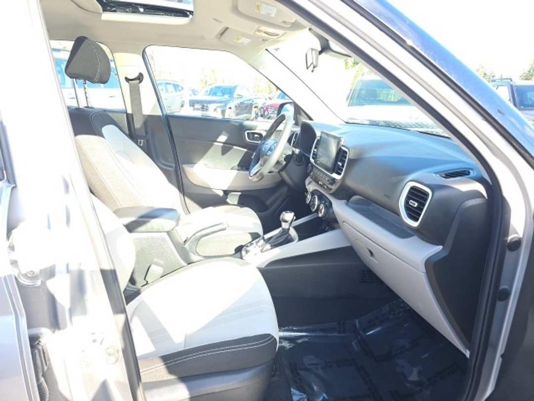 2025 Hyundai Venue SEL - Image 22