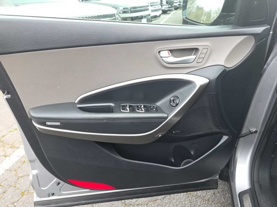 2017 Hyundai Santa Fe SE Ultimate - Image 8