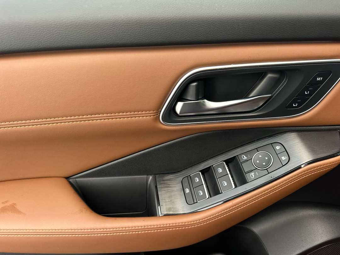 2026 Nissan Rogue Platinum - Image 10