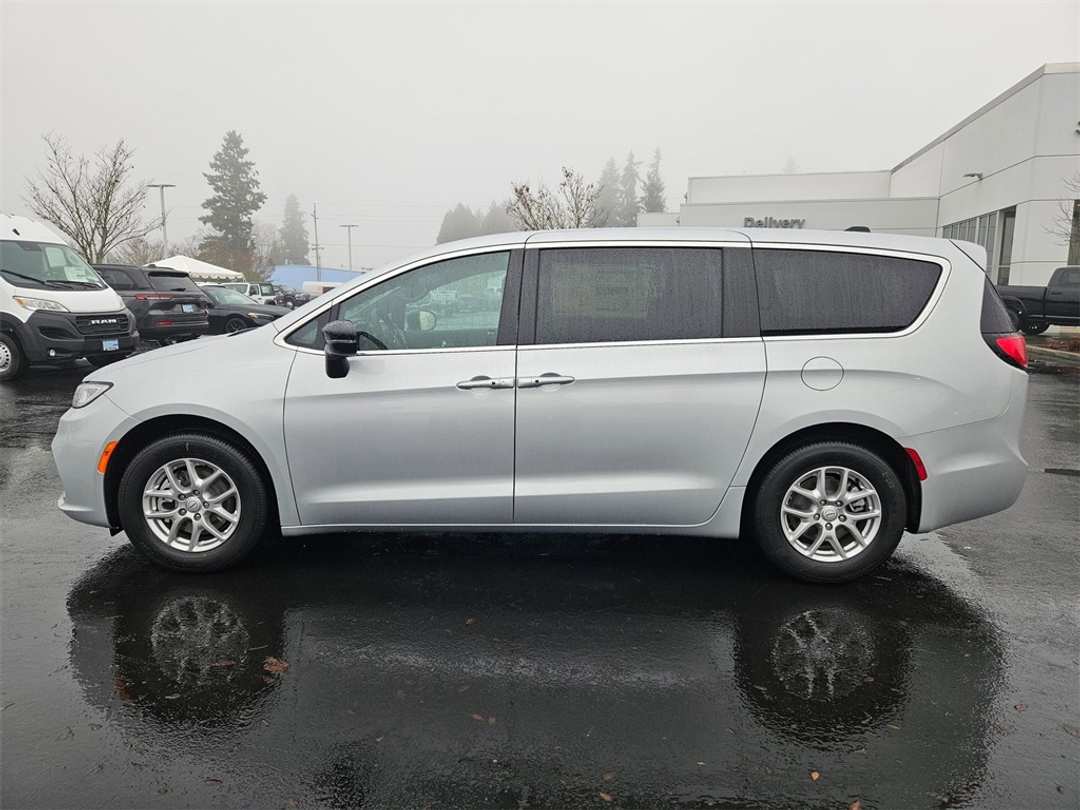 2026 Chrysler Pacifica Select - Image 3