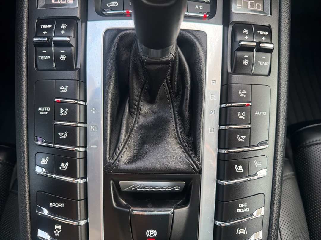 2018 Porsche Macan Base - Image 37